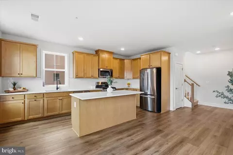 Kitchen - 43382 Farringdon Sq, Broadlands, VA 20148 photo 2 of 6