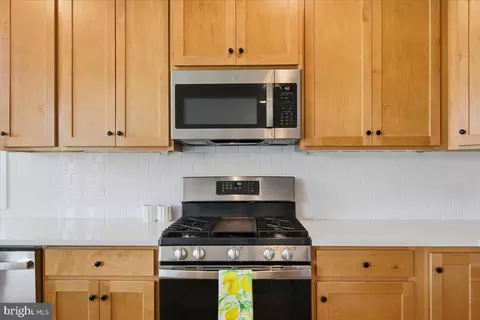 Kitchen - 43382 Farringdon Sq, Broadlands, VA 20148 photo 4 of 6