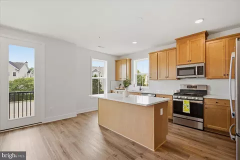 Kitchen - 43382 Farringdon Sq, Broadlands, VA 20148 photo 3 of 6