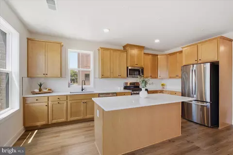 Kitchen - 43382 Farringdon Sq, Broadlands, VA 20148 photo 6 of 6