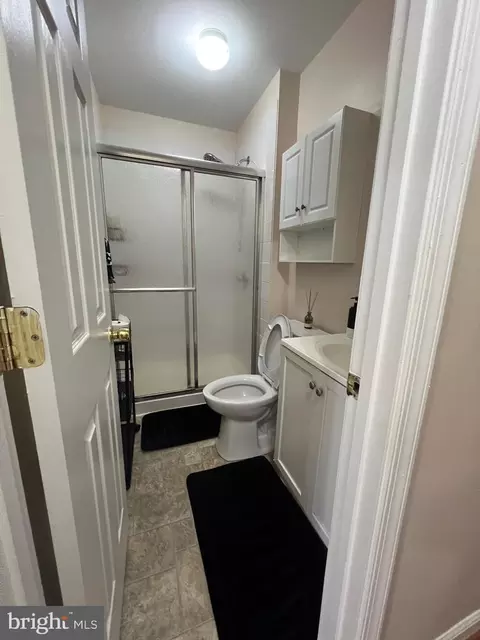Bath - 43723 Banshee Heights Ter, Ashburn, VA 20148 photo 2 of 5