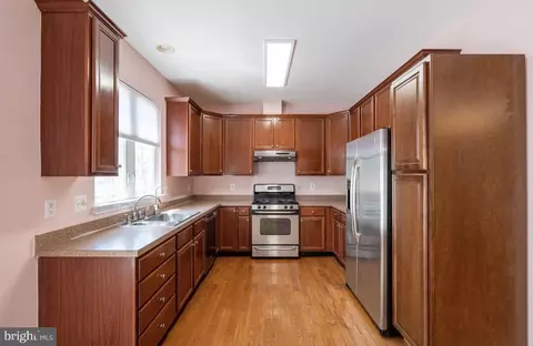 Kitchen - 43723 Banshee Heights Ter, Ashburn, VA 20148 photo 3 of 3