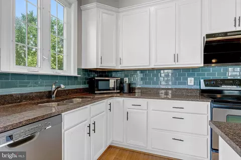 Kitchen - 42654 Frontier Dr, Brambleton, VA 20148 photo 3 of 6