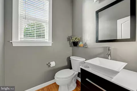 Bath - 42654 Frontier Dr, Brambleton, VA 20148 photo 1 of 5