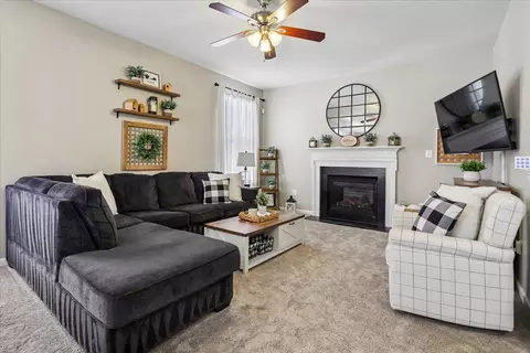 Living - 42940 Spyder Pl, Chantilly, VA 20152 photo 2 of 3