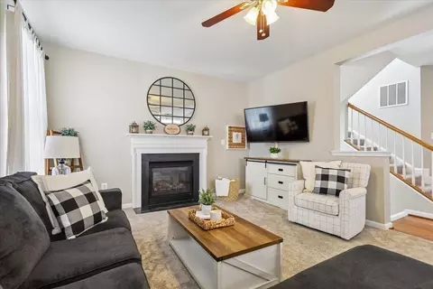 Living - 42940 Spyder Pl, Chantilly, VA 20152 photo 3 of 3