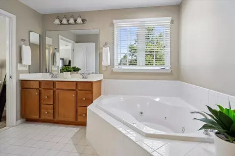Bath - 42940 Spyder Pl, Chantilly, VA 20152 photo 1 of 3