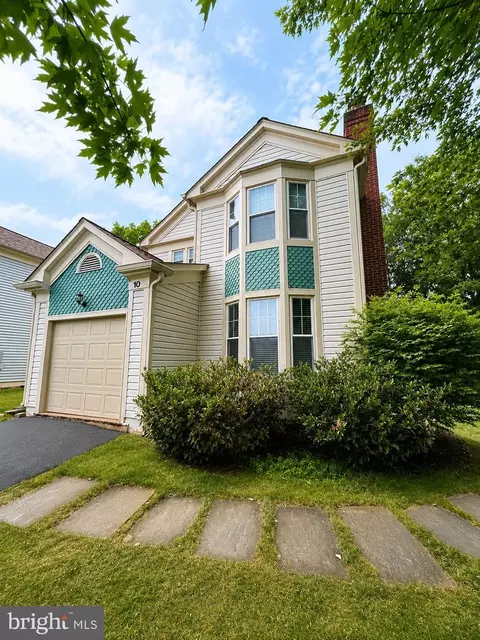 10 Fenton Wood Dr, Sterling, VA 20165