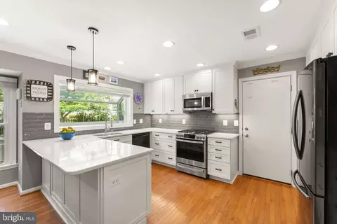 Kitchen - 43305 Wayside Cir, Ashburn, VA 20147 photo 3 of 7