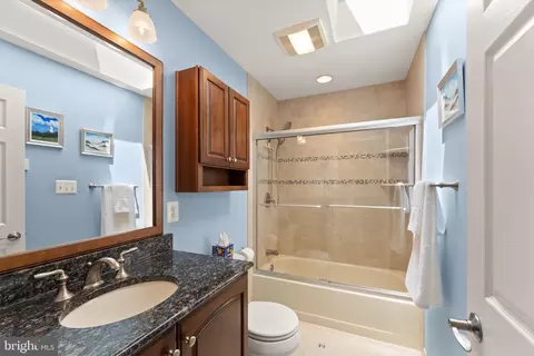 Bath - 43305 Wayside Cir, Ashburn, VA 20147 photo 2 of 3