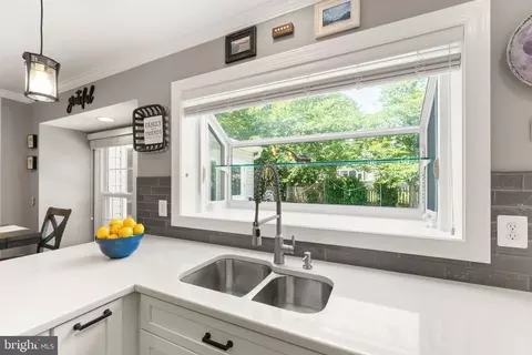 Kitchen - 43305 Wayside Cir, Ashburn, VA 20147 photo 6 of 7