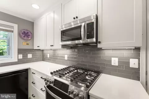 Kitchen - 43305 Wayside Cir, Ashburn, VA 20147 photo 4 of 7