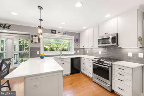 Kitchen - 43305 Wayside Cir, Ashburn, VA 20147 photo 1 of 7