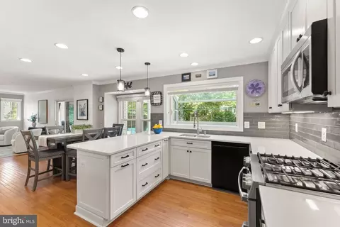 Kitchen - 43305 Wayside Cir, Ashburn, VA 20147 photo 5 of 7