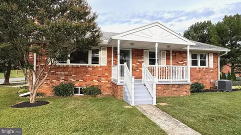 204 Ayr St NW, Leesburg, VA 20176