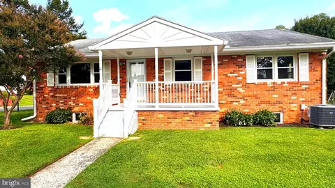 204 Ayr St NW, Leesburg, VA 20176