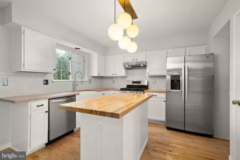 Kitchen - 43268 Clearnight Ter, Ashburn, VA 20147 photo 2 of 2