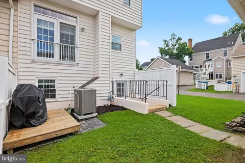 Exterior - 42918 Needham Way, Ashburn, VA 20147 photo 7 of 8