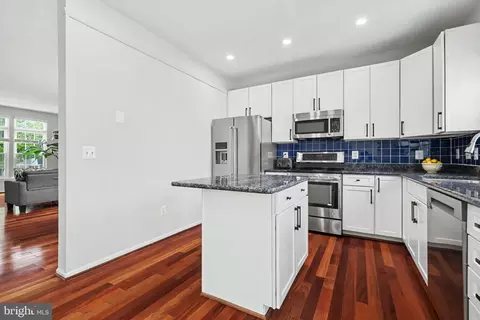 Kitchen - 42918 Needham Way, Ashburn, VA 20147 photo 5 of 6