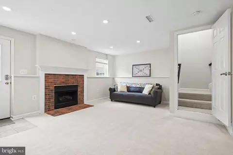 Living - 42918 Needham Way, Ashburn, VA 20147 photo 4 of 4