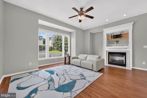 Living - 43314 Fullerton St, Ashburn, VA 20147 photo 1 of 1