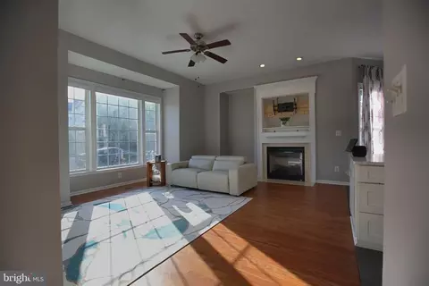 Living - 43314 Fullerton St, Ashburn, VA 20147 photo 1 of 2