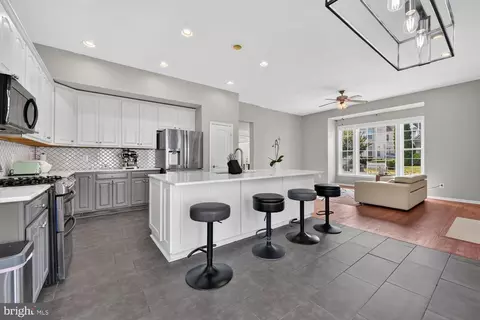Kitchen - 43314 Fullerton St, Ashburn, VA 20147 photo 3 of 4