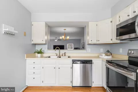 Kitchen - 20944 Rootstown Ter, Ashburn, VA 20147 photo 4 of 4