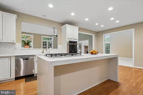 Kitchen - 42855 Chatelain Cir, Brambleton, VA 20148 photo 3 of 4