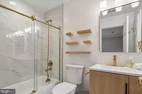 Bath - 42855 Chatelain Cir, Brambleton, VA 20148 photo 4 of 5