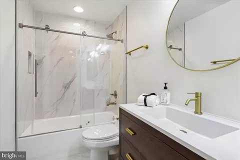 Bath - 42855 Chatelain Cir, Brambleton, VA 20148 photo 5 of 5