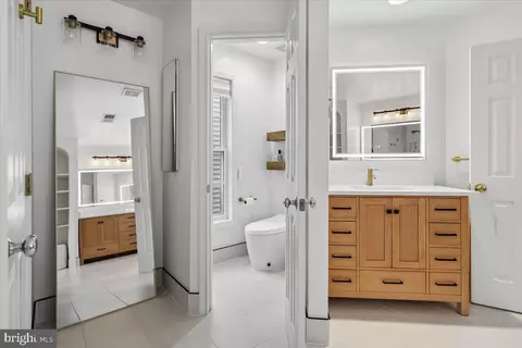 Bath - 42855 Chatelain Cir, Brambleton, VA 20148 photo 2 of 5