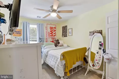 Bedroom - 43885 Laburnum Sq, Ashburn, VA 20147 photo 2 of 3
