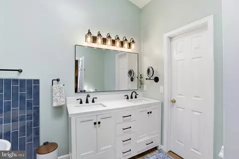 Bath - 43885 Laburnum Sq, Ashburn, VA 20147 photo 5 of 6