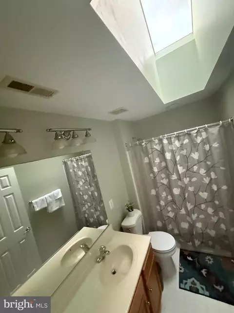 Bath - 42770 Conquest Cir, Brambleton, VA 20148 photo 6 of 6