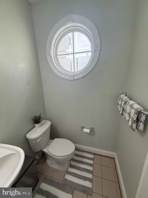 Bath - 42770 Conquest Cir, Brambleton, VA 20148 photo 1 of 6