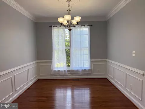 Living - 42770 Conquest Cir, Brambleton, VA 20148 photo 6 of 8