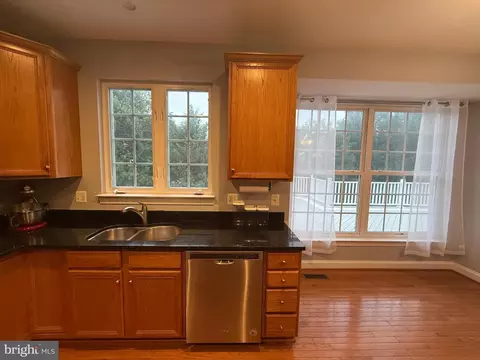 Kitchen - 42770 Conquest Cir, Brambleton, VA 20148 photo 2 of 5