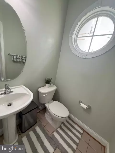 Bath - 42770 Conquest Cir, Brambleton, VA 20148 photo 2 of 6