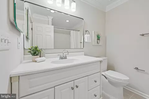 Bath - 2 Beecher Pl, Sterling, VA 20164 photo 3 of 4