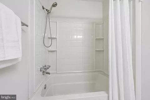 Bath - 2 Beecher Pl, Sterling, VA 20164 photo 2 of 4