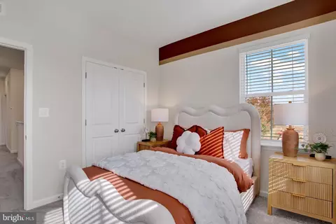 Bedroom - 42657 Darala Dr, Ashburn, VA 20147 photo 4 of 6