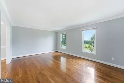Living - 38376 Downs Ct, Hamilton, VA 20158 photo 6 of 7
