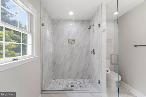 Bath - 38376 Downs Ct, Hamilton, VA 20158 photo 3 of 6