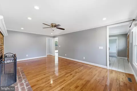Living - 38376 Downs Ct, Hamilton, VA 20158 photo 2 of 7