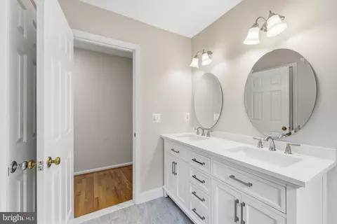 Bath - 38376 Downs Ct, Hamilton, VA 20158 photo 5 of 6