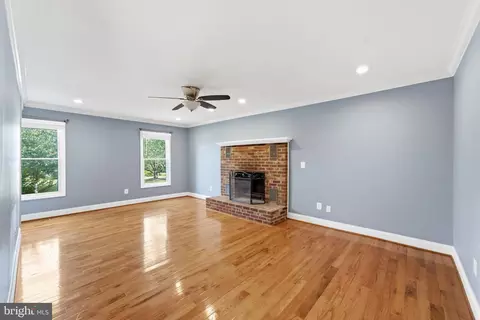 Living - 38376 Downs Ct, Hamilton, VA 20158 photo 3 of 7
