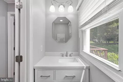 Bath - 38376 Downs Ct, Hamilton, VA 20158 photo 1 of 6