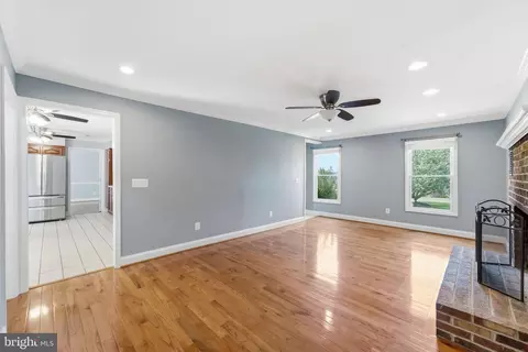 Living - 38376 Downs Ct, Hamilton, VA 20158 photo 4 of 7
