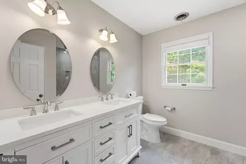 Bath - 38376 Downs Ct, Hamilton, VA 20158 photo 4 of 6